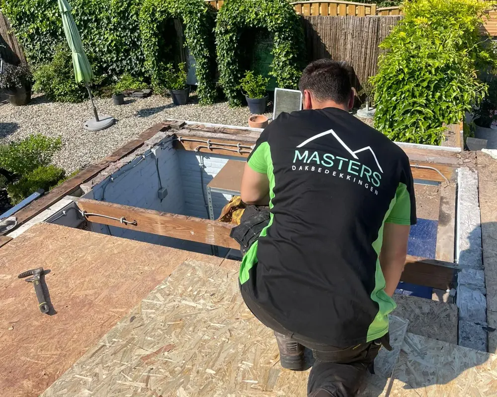 Dakdekker van Masters Dakbedekkingen aan het werk op een nieuw dakbeschot