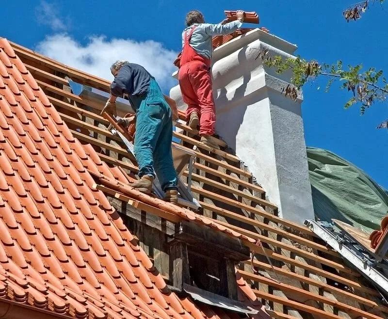 Dakdekkersteam aan het werk