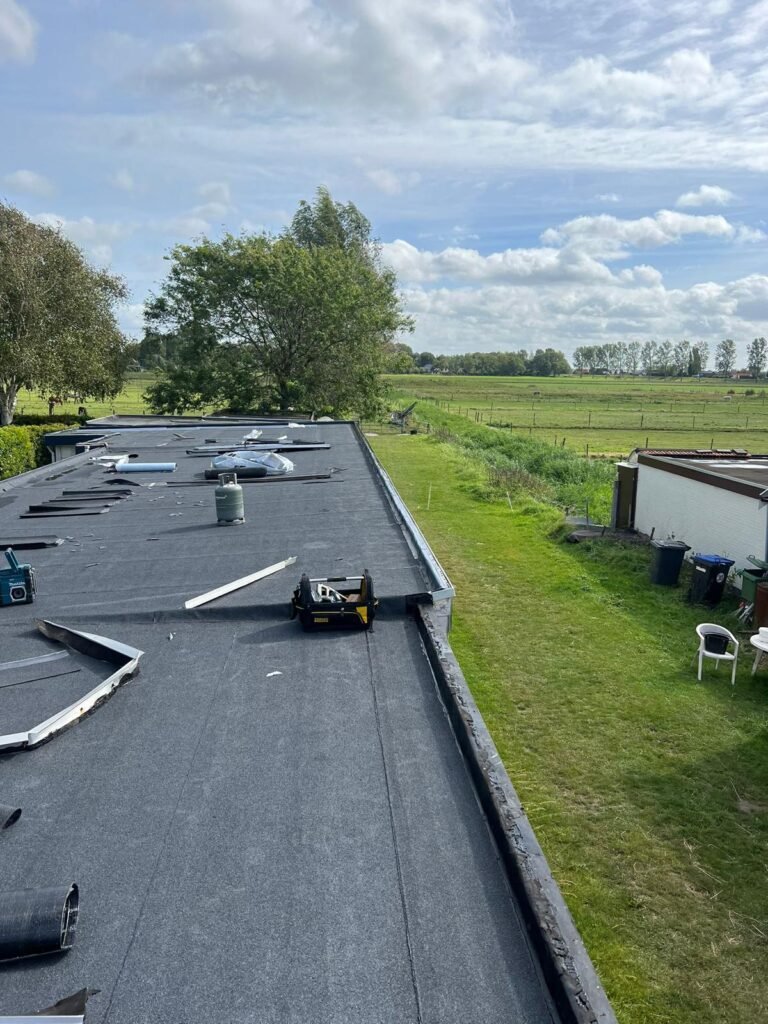 Vernieuwde daktrimmen en dakdoorvoeren op bedrijfspand in Dordrecht