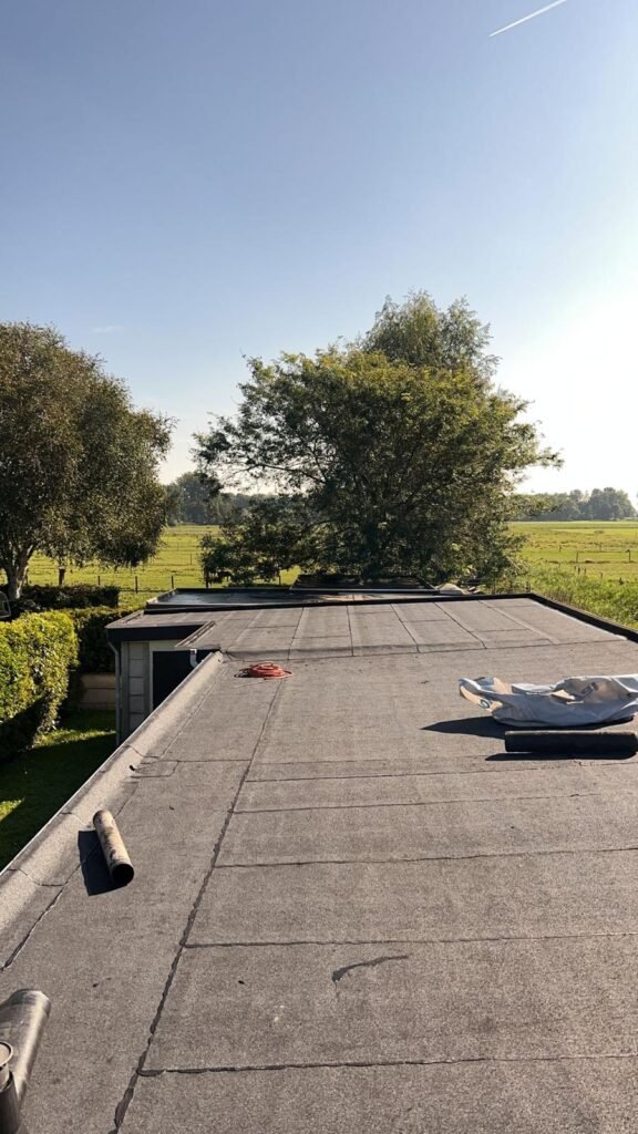 Aanbrengen van 470K24 toplaag op bedrijfsdak in Dordrecht