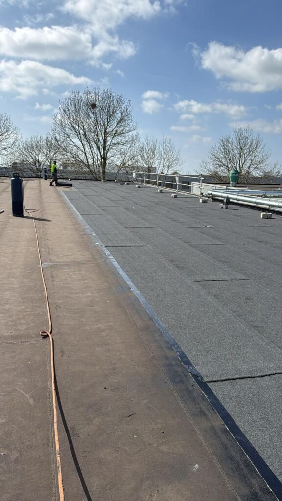 Nieuwe dakbedekking gebrand op bestaande laag door Masters Dakbedekkingen