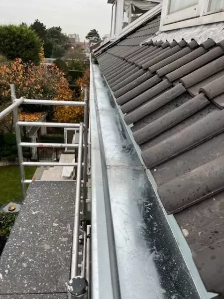 Nieuwe zinken dakgoot