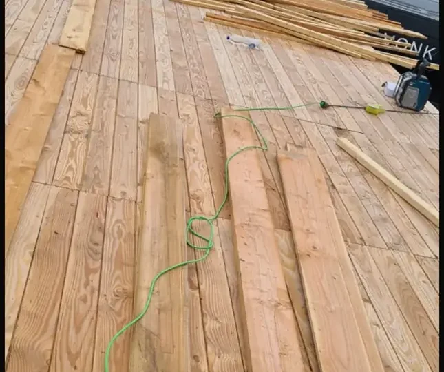 Het houten dakbeschot van de uitbouw in aanleg