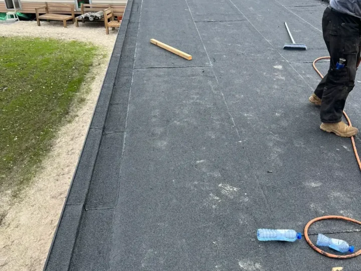 Opgeleverd dakvlak met afgewerkte dakrand