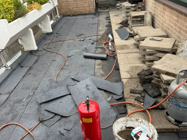 Oude toplaag verwijderd, nieuwe banen langs de galerij