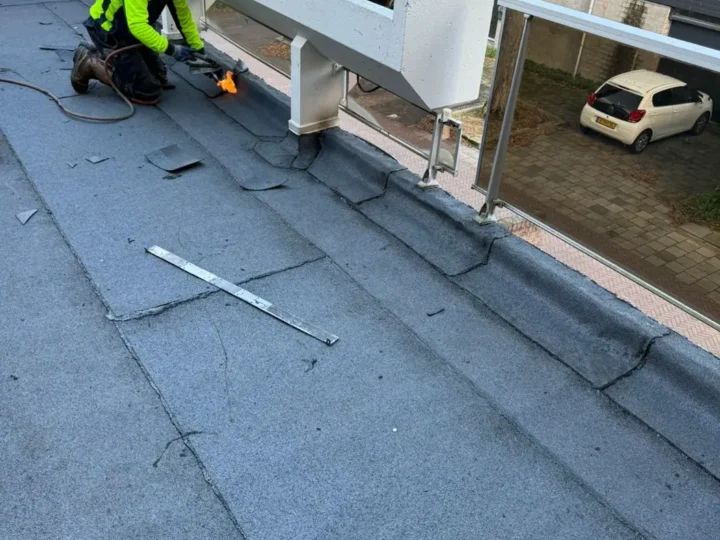 Dakdekker brandt de nieuwe dakbedekking af rond de steunen van de plantenbakken