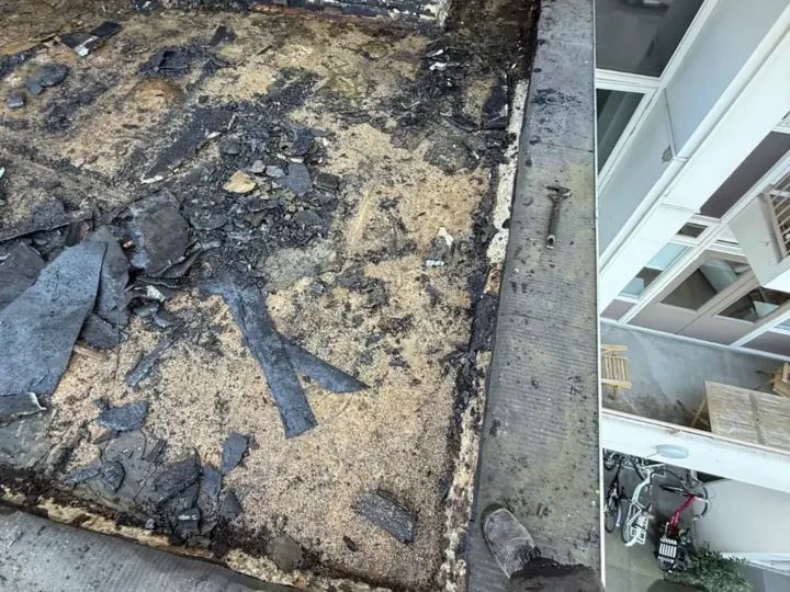 Hoek van het dakvlak na de sloop, beton zichtbaar