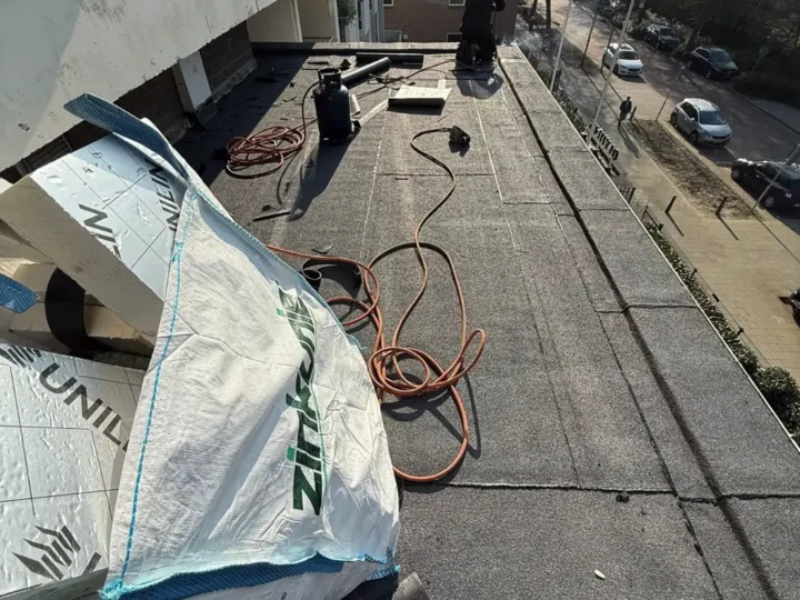 Nieuwe dakbedekking in uitvoering, met de PIR-afschotisolatie klaar op het dak