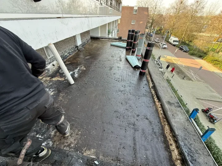 Dakvlak na het verwijderen, de rollen bitumen liggen klaar