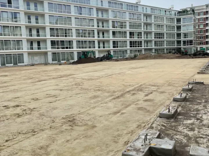 Binnenterrein na het slopen van de oude PVC-dakbedekking