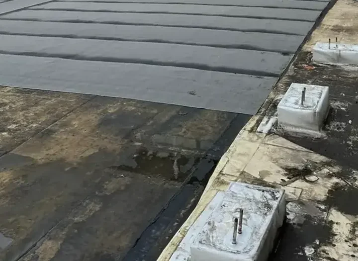 Nieuwe Derbigum-banen naast de schoongemaakte ondergrond