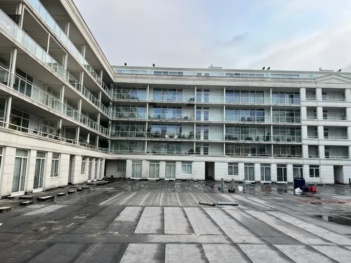 Overzicht van de binnenhof met de nieuwe banen en details langs de gevels