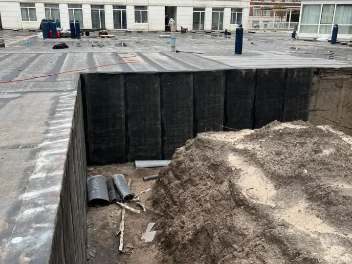 Opstand van een plantvak ingewerkt met bitumen