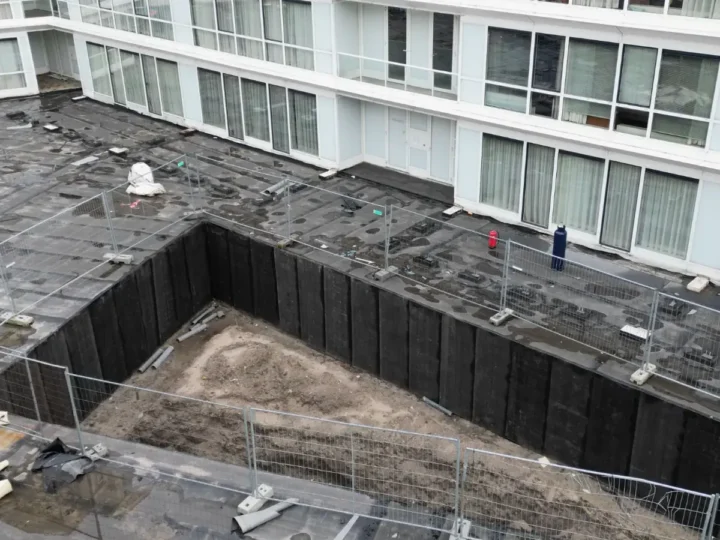 Ingewerkte opstand bij de bouwhekken