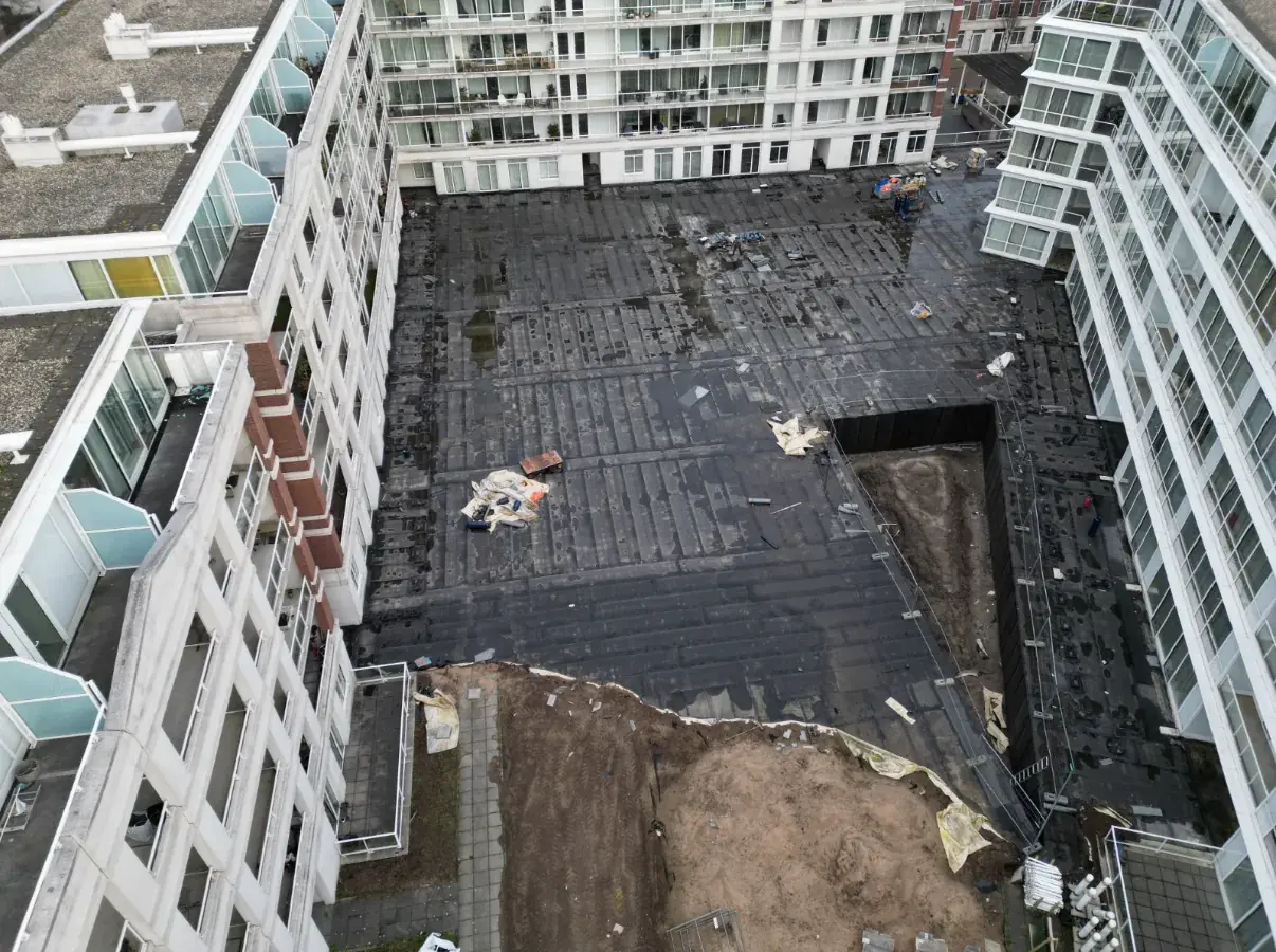 Dronefoto van de opgeleverde binnenhof van VvE Kolfschotenlaan in Den Haag (fase 1)