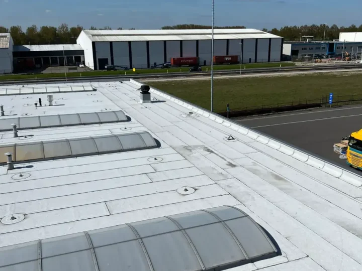 Bedrijfspand in het Rotterdamse havengebied met 3.000 m² witte dakbedekking