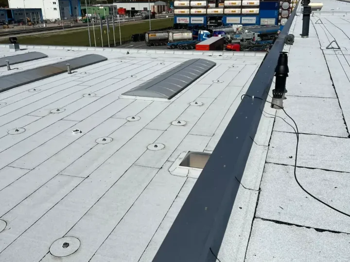 Dakrand en opstand met de witte toplaag