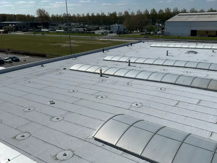Overzicht van het witte dak met valbeveiligingsankers
