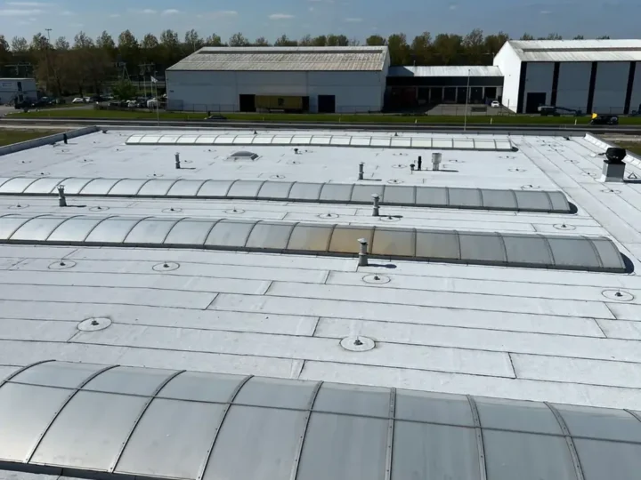 Wit dak met lichtstraten en ontluchtingen