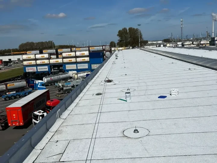 Strook langs de dakrand met valbeveiliging, containerterminal op de achtergrond