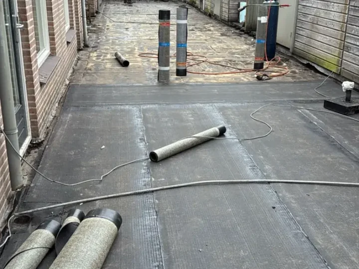 Nieuwe Derbigum-banen in uitvoering naast de bergingen