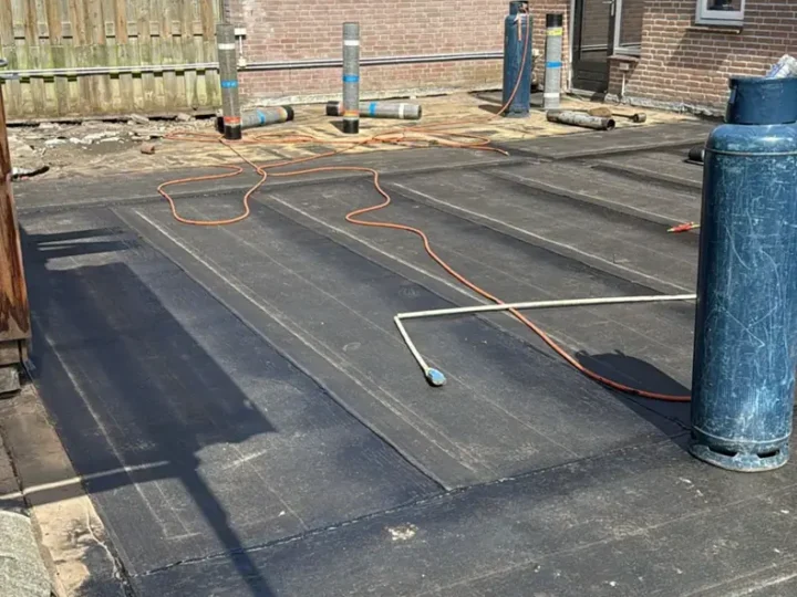 Nieuwe dakbedekking in een ander deel van de daktuinen