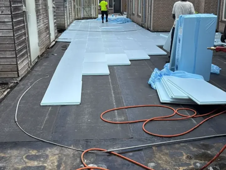 Team legt XPS-isolatie op de nieuwe Derbigum-dakbedekking van de daktuinen