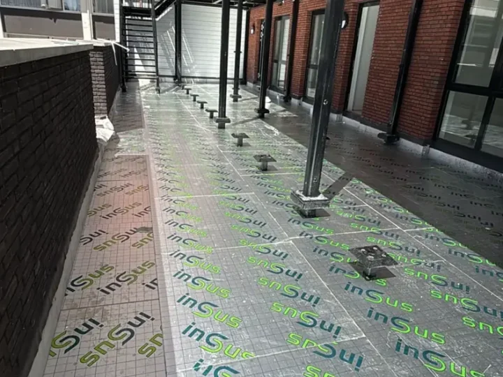 PIR-isolatie op een dakterras onder de stalen galerij