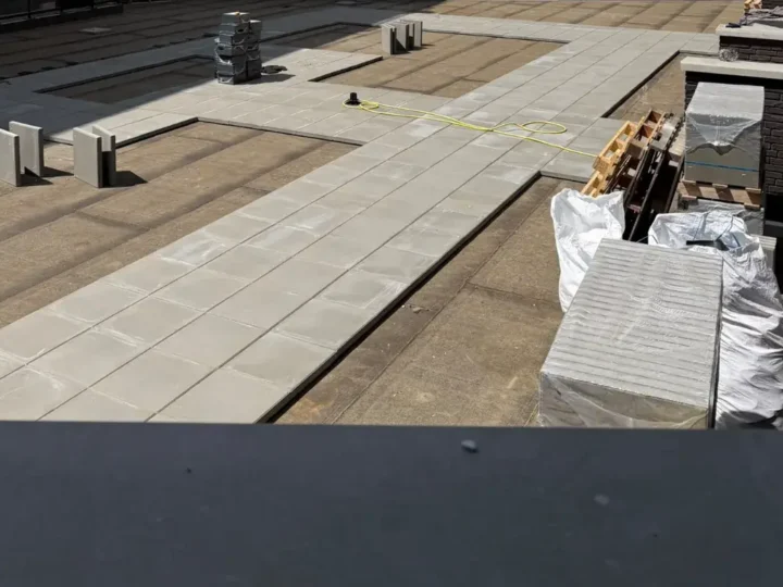 Binnenterras met tegelpaden in aanleg