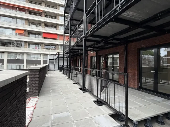 Dakterras langs de woningen