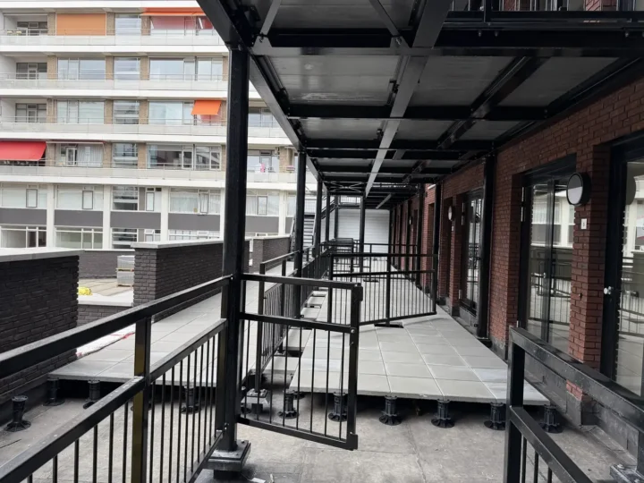 Dakterras met stalen trappen