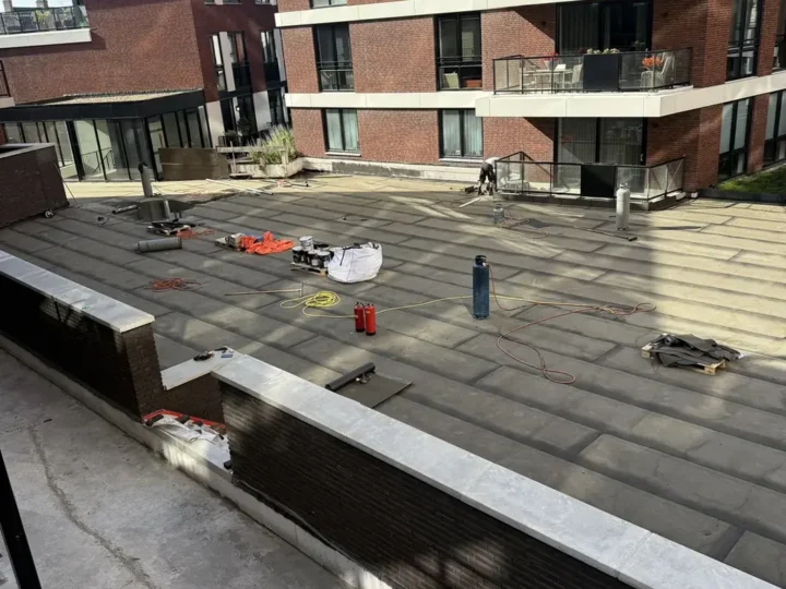 Groot dakvlak in uitvoering, nog vóór de daktuin