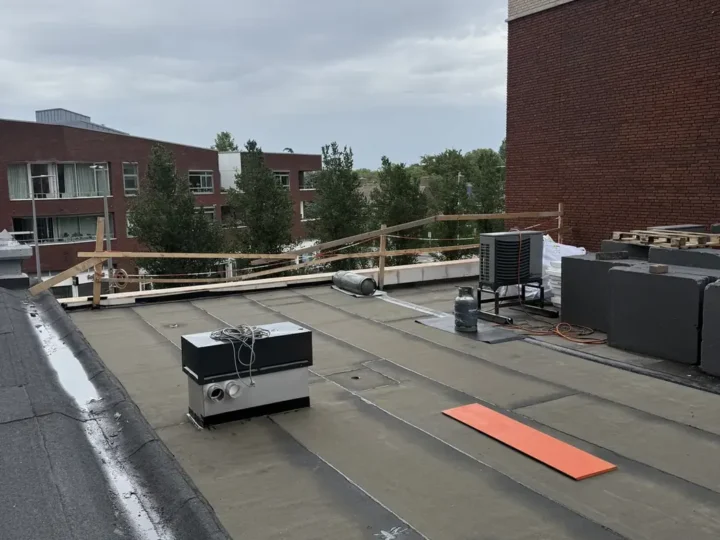 Dakvlak met installaties en nieuwe bitumen