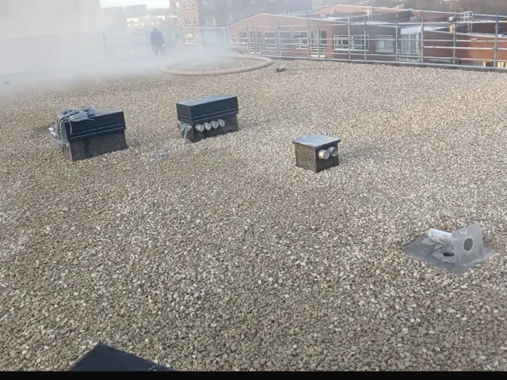 Grindballast wordt op het opgeleverde dak geblazen