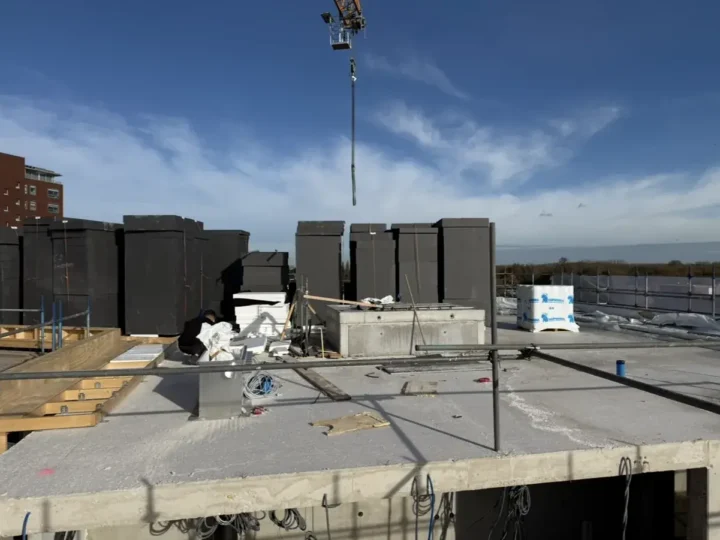 Kaal betondak met pallets isolatie en de hijskraan: de start
