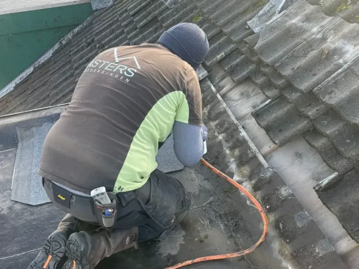 Dakdekker van Masters Dakbedekkingen brandt nieuwe dakbedekking op een dakkapel in Hendrik-Ido-Ambacht