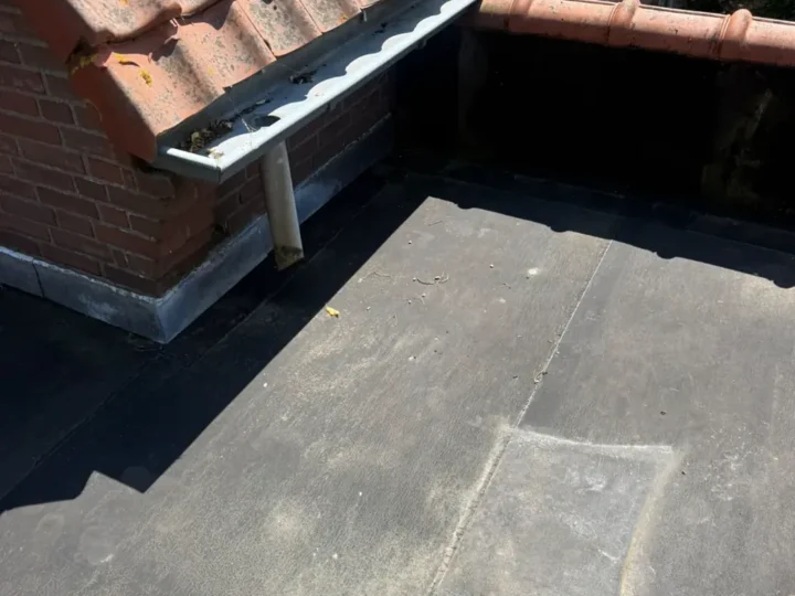 Craquelé bij de goot en de hemelwaterafvoer