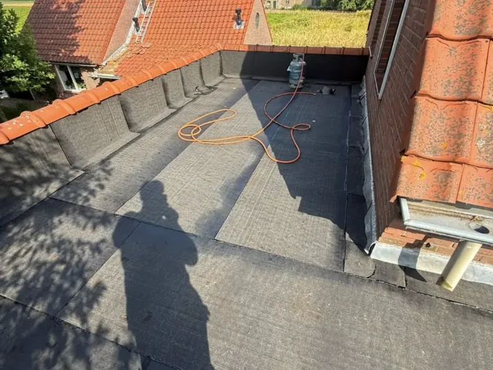 Nieuwe toplaag met opnieuw ingewerkte opstanden op het platte dak in Dordrecht