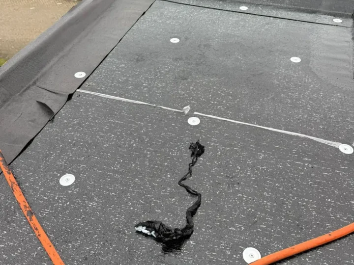 Onderlaag mechanisch bevestigd, schotels zichtbaar