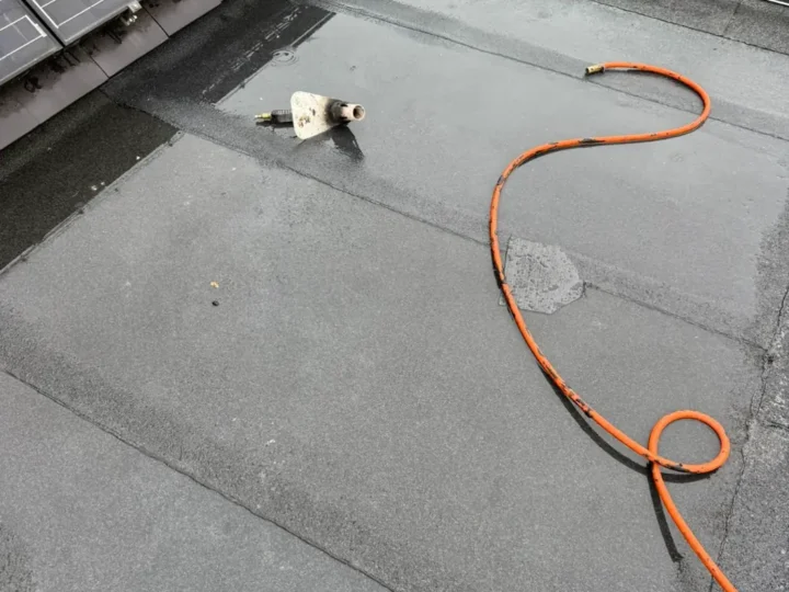 Nieuwe toplaag op de dakkapel in Papendrecht, met de aansluiting tegen het pannendak