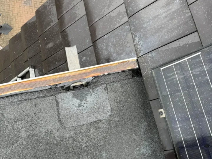 Nieuwe afvoer bij de daktrim en de pannen
