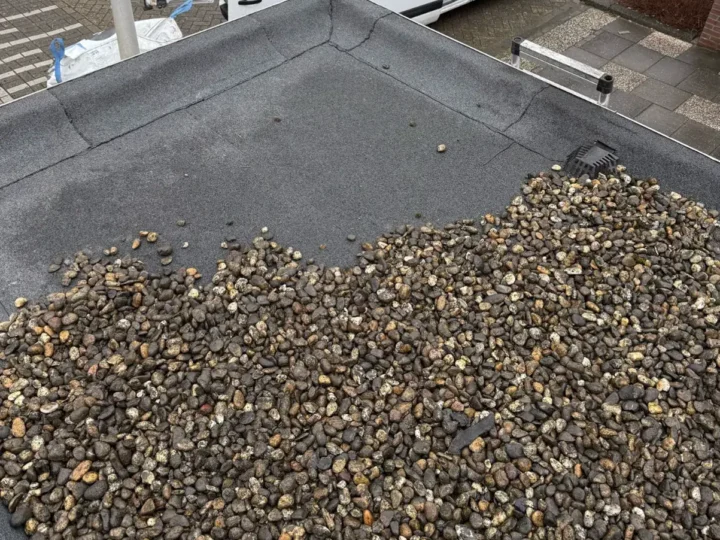 Het platte dak met grind vóór de renovatie
