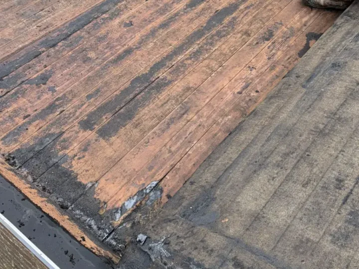 Oud dakbeschot na de sloop, met rotte delen