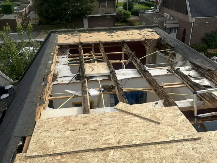 Verrotte balken en dakbeschot na het slopen van de oude dakbedekking