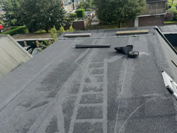 Het opgeleverde dak met de nieuwe tweelaags dakbedekking