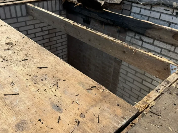 Het oude, rotte dakbeschot open gelegd