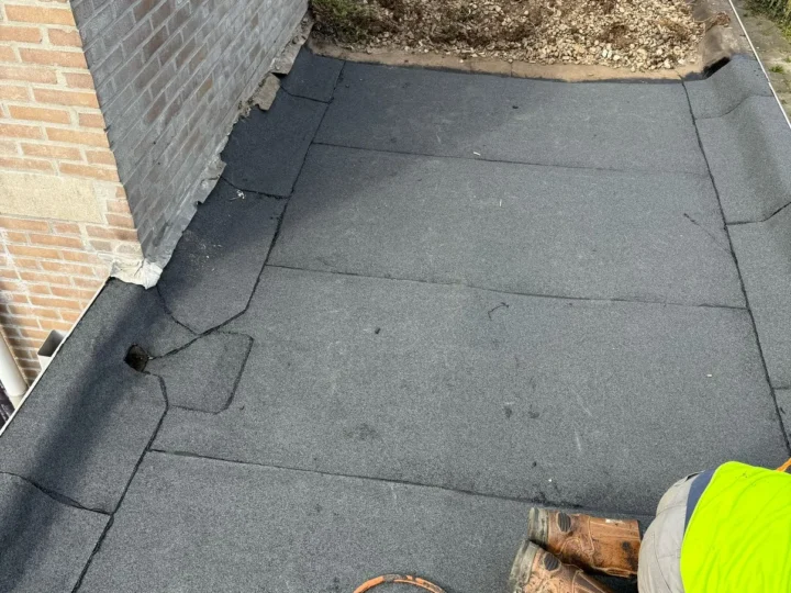 Nieuwe tweelaags dakbedekking op het platte dak in Sliedrecht, het grind gaat er weer op