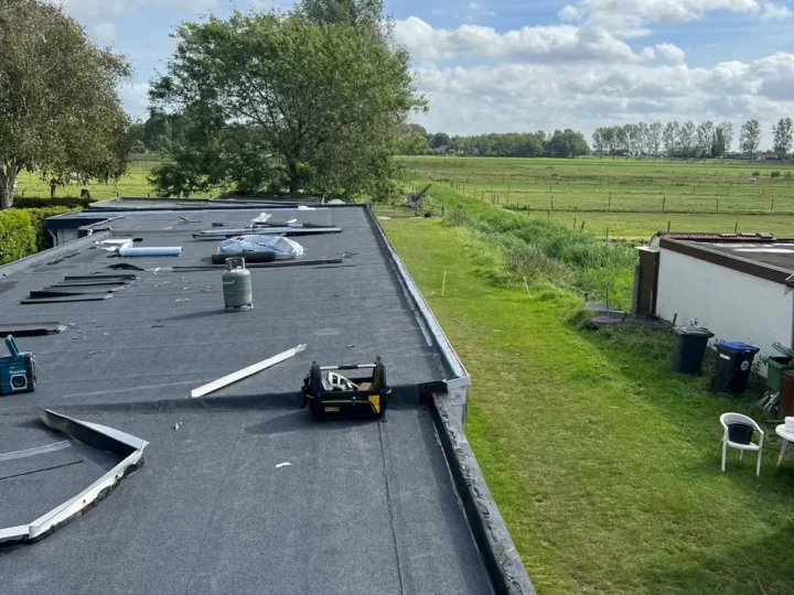 Nieuwe toplaag en de dakrand waar de nieuwe daktrim op komt