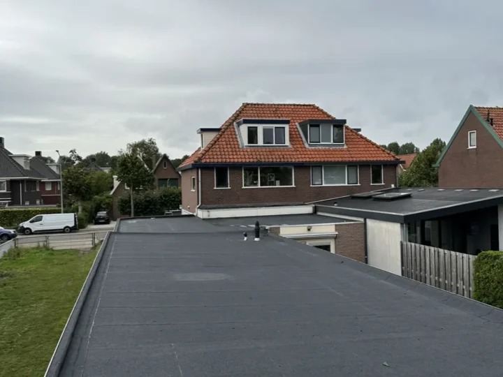 Het opgeleverde, overlaagde dak van het bedrijfspand in Dordrecht