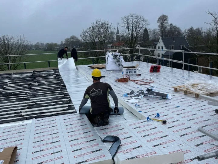 Alutrix dampremmende folie en 14 cm PIR-isolatie worden gelegd